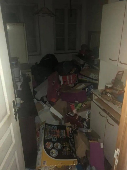 Les locataires quittent leur ancien appartement en laissant un grand désordre : le propriétaire jette tous les objets devant leur nouvelle maison