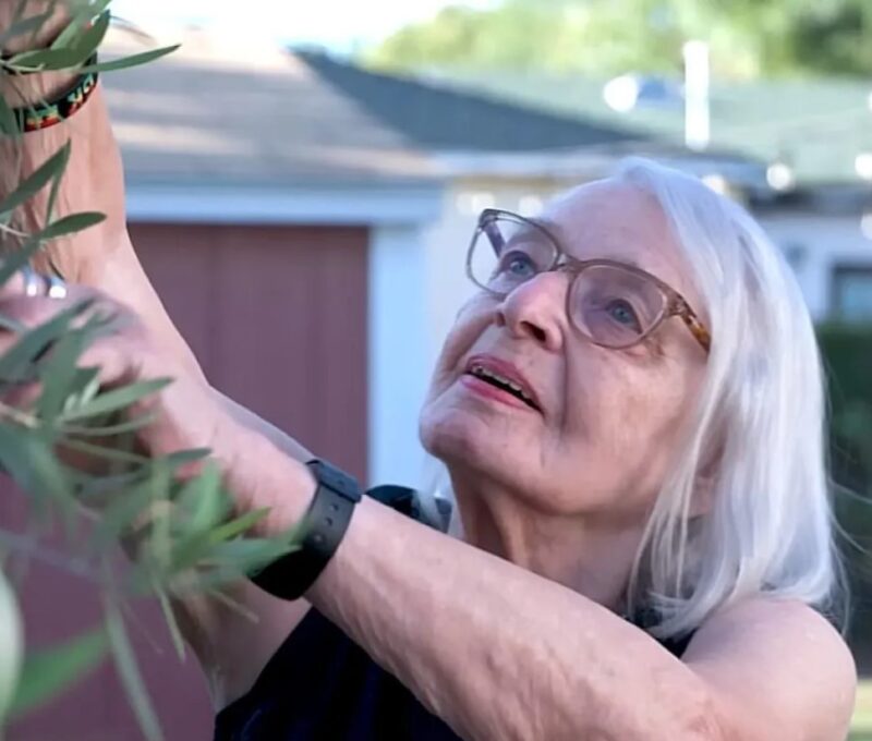 Elle fait de son garage une belle maison confortable pour que sa maman âgée puisse vivre avec elle