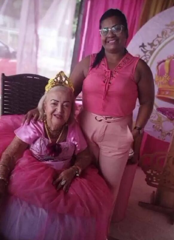 Une mamie de 87 ans a accompli son rêve de célébrer un anniversaire de princesse. « Il n'est jamais très tard pour accomplir ses rêves »