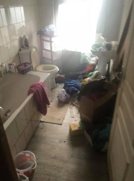 Les locataires quittent leur ancien appartement en laissant un grand désordre : le propriétaire jette tous les objets devant leur nouvelle maison