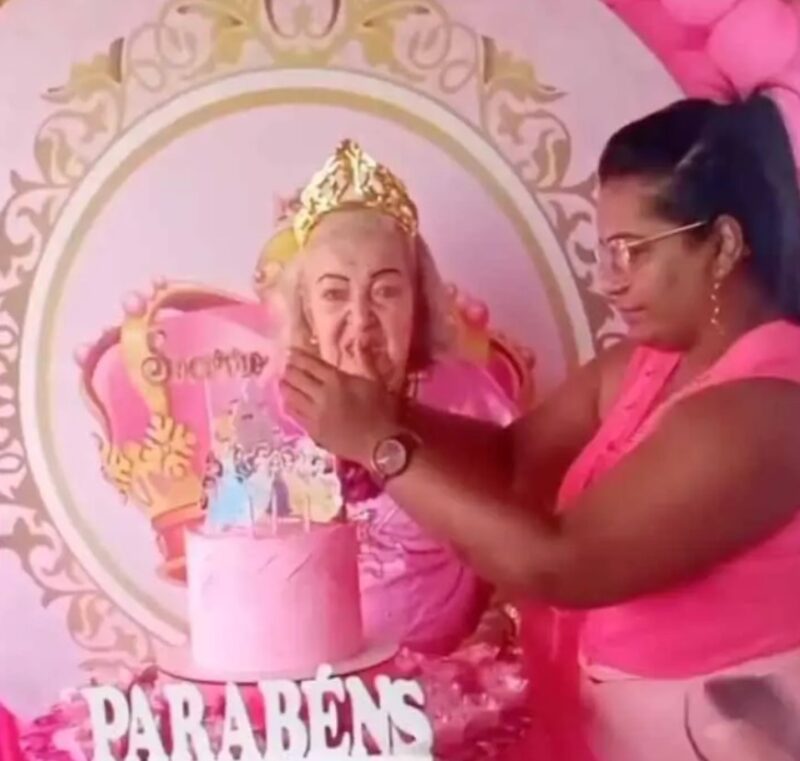 Une mamie de 87 ans a accompli son rêve de célébrer un anniversaire de princesse. « Il n'est jamais très tard pour accomplir ses rêves »
