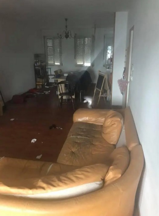 Les locataires quittent leur ancien appartement en laissant un grand désordre : le propriétaire jette tous les objets devant leur nouvelle maison