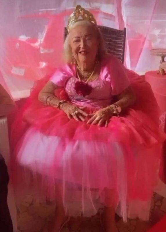 Une mamie de 87 ans a accompli son rêve de célébrer un anniversaire de princesse. « Il n'est jamais très tard pour accomplir ses rêves »
