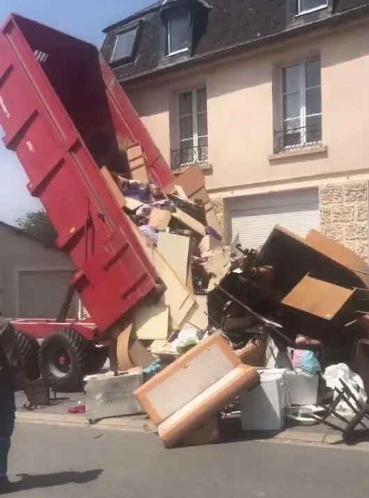 Les locataires quittent leur ancien appartement en laissant un grand désordre : le propriétaire jette tous les objets devant leur nouvelle maison
