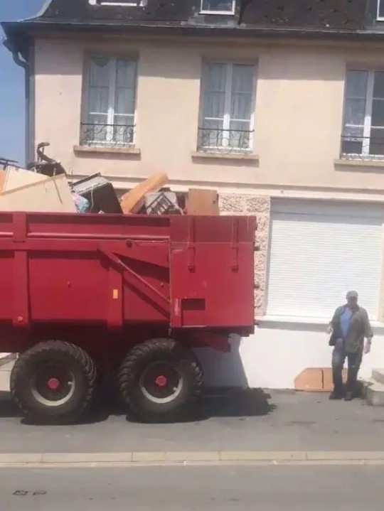 Les locataires quittent leur ancien appartement en laissant un grand désordre : le propriétaire jette tous les objets devant leur nouvelle maison