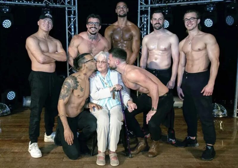 Un souhait original d’une mamie âgée de 92 ans : elle a réalisé son rêve d’assister à un spectacle de danseurs