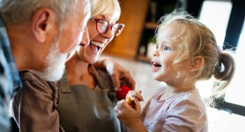 Les petits enfants grandissent plus heureux avec leurs grands-parents à leurs côtés