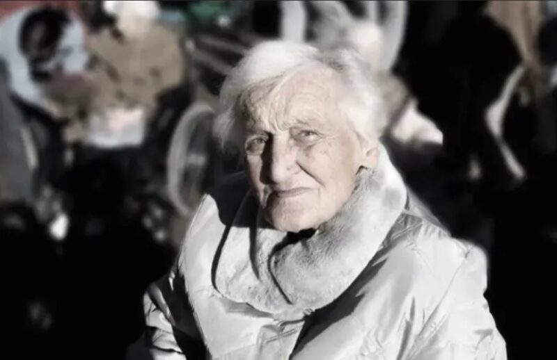 Cette mamie reçoit son tout premier gâteau d'anniversaire à l'âge de cent ans : «Merci pour vos souhaits»