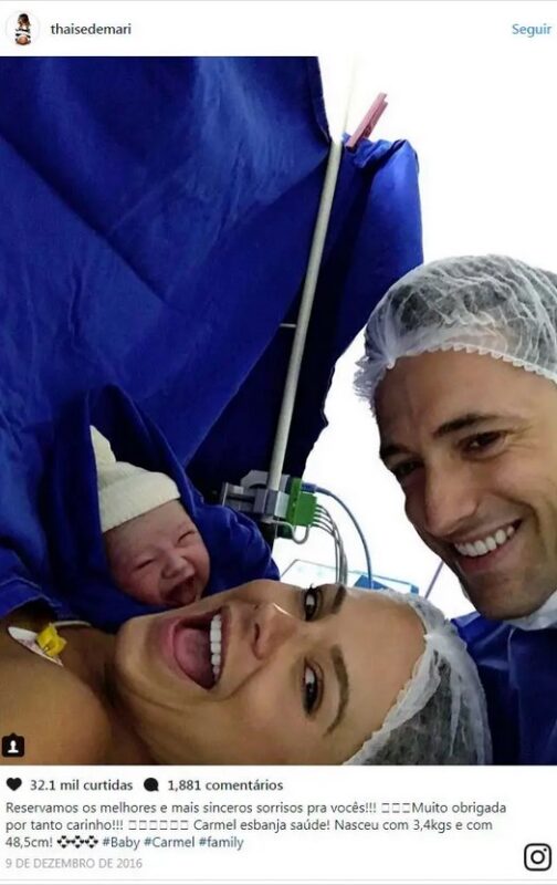Ce bébé sourit chaleureusement à ses parents après la naissance : "Bienvenue dans le monde, le petit chou"