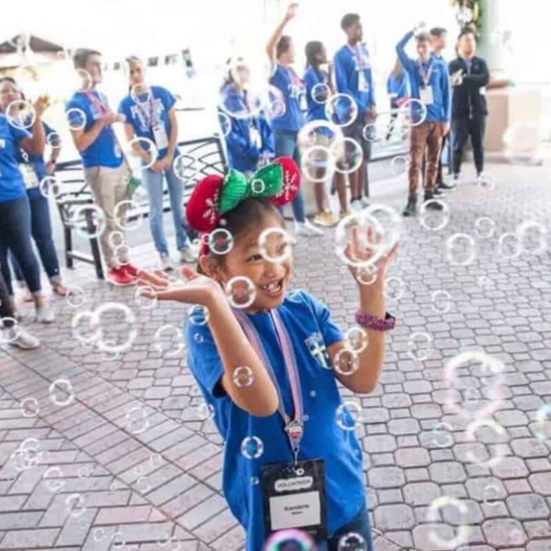 L'acteur de « Forrest Gump » a fait visiter le parc Disney à plus de 1700 enfants à titre gracieux