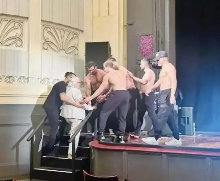 Un souhait original d’une mamie âgée de 92 ans : elle a réalisé son rêve d’assister à un spectacle de danseurs