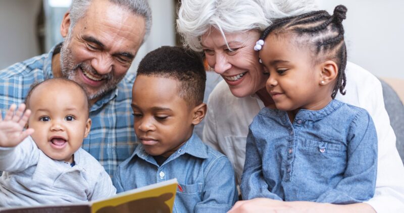 Les petits enfants grandissent plus heureux avec leurs grands-parents à leurs côtés