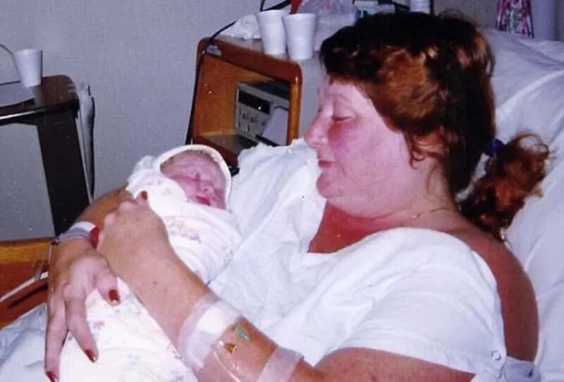 18 longues années d'absence, une maman célibataire retrouve enfin son fils : "J'ai retrouvé mon fils, que j'avais donné à l'adoption il y a 18 ans"