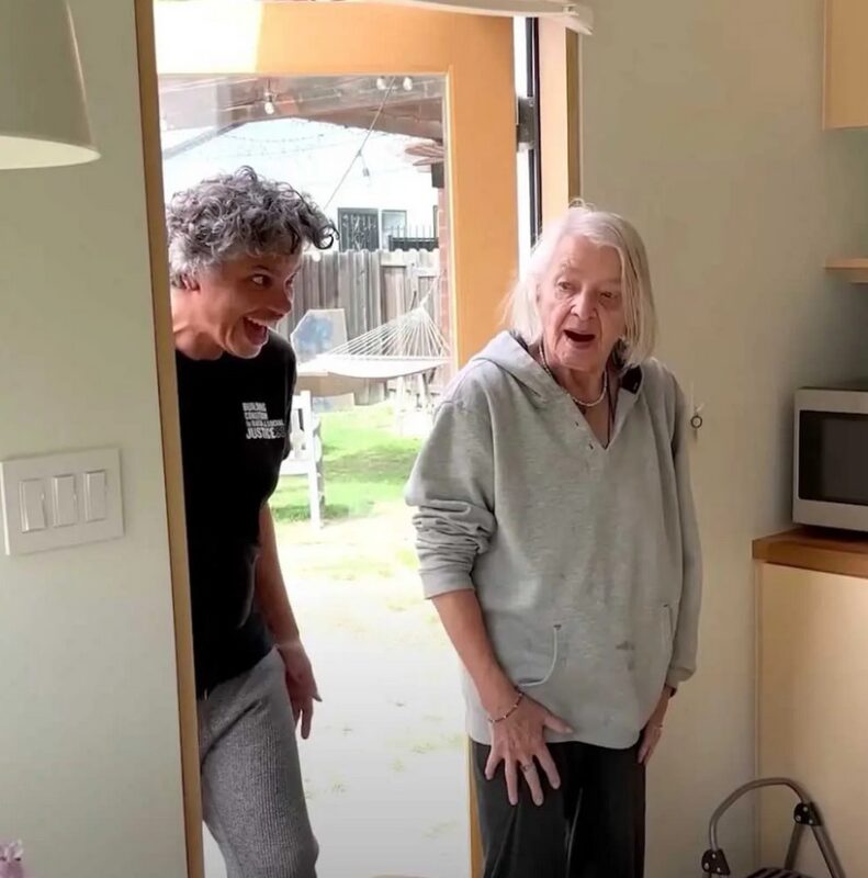 Elle fait de son garage une belle maison confortable pour que sa maman âgée puisse vivre avec elle