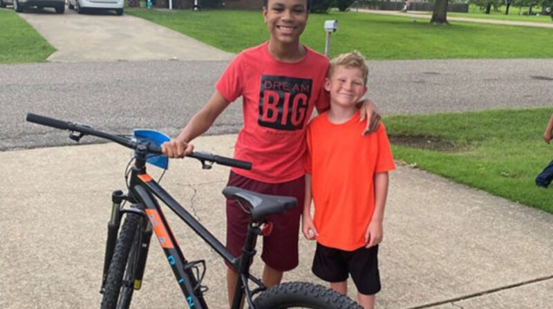 Un jeune garçon remporte une bicyclette et en fait don à son voisin qui n'en a pas