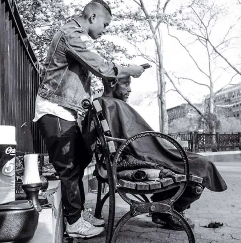 Ce coiffeur passe tous ses week-ends à couper les cheveux des sans-abri dans la rue