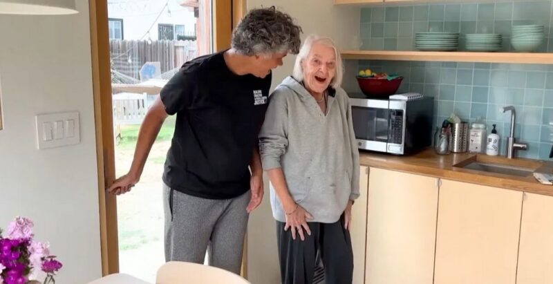 Elle fait de son garage une belle maison confortable pour que sa maman âgée puisse vivre avec elle