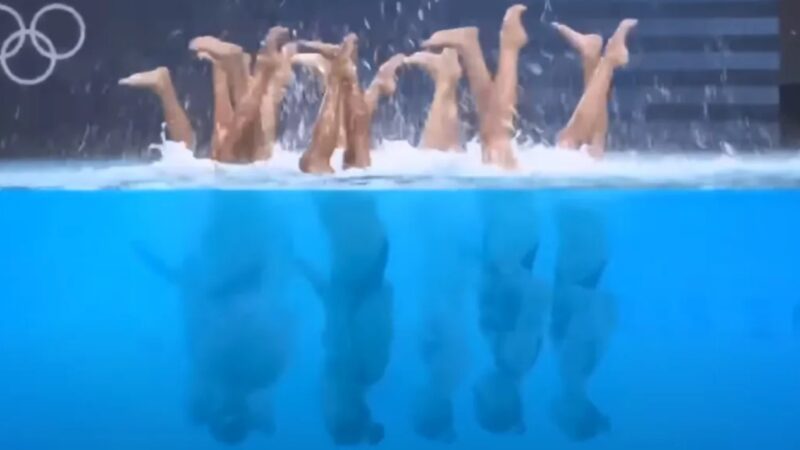 Les nageurs artistiques des Jeux olympiques d'Amérique chantent Michael Jackson lors du spectaculaire Moonwalk sous l'eau