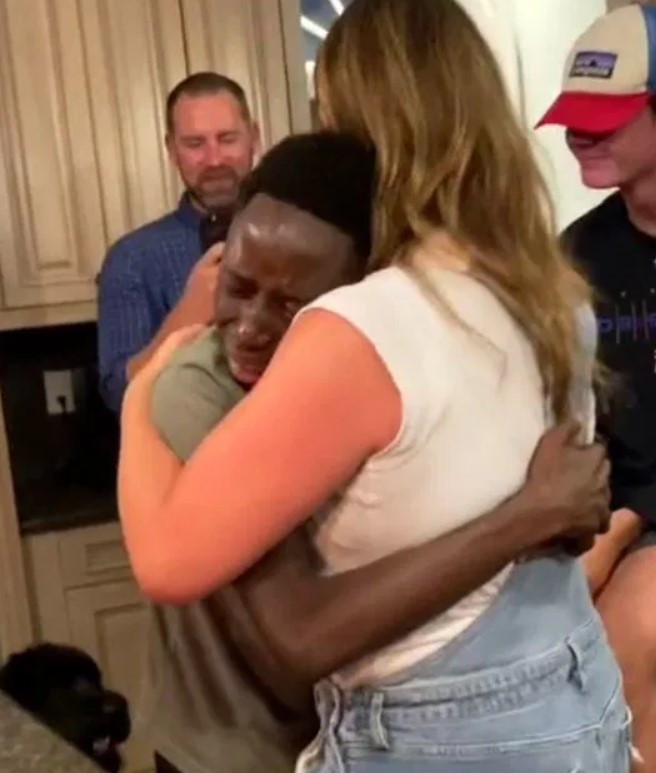 Un garçon adopté a vécu son 1er anniversaire avec sa nouvelle famille et sa réaction a fait pleurer tout l'internet