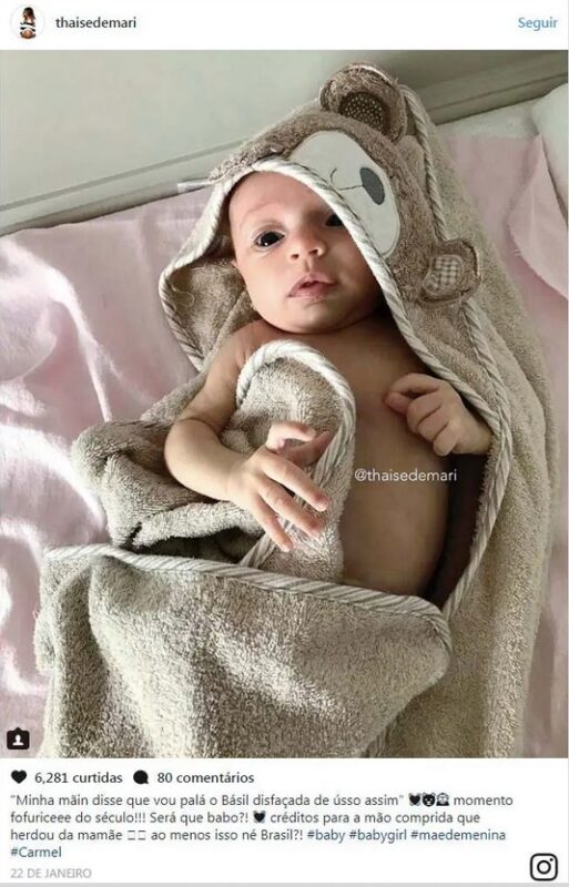 Ce bébé sourit chaleureusement à ses parents après la naissance : "Bienvenue dans le monde, le petit chou"