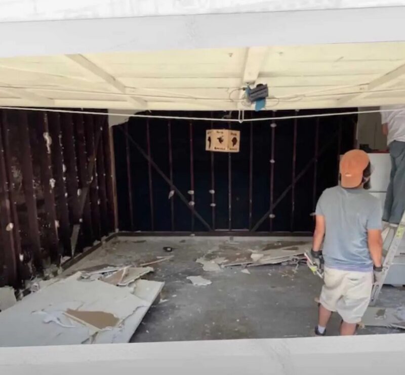 Elle fait de son garage une belle maison confortable pour que sa maman âgée puisse vivre avec elle