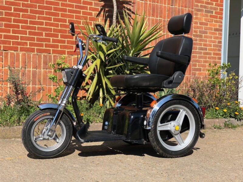 À 93 ans, cet ancien motard se donne une nouvelle jeunesse avec un scooter électrique qui rappelle une Harley
