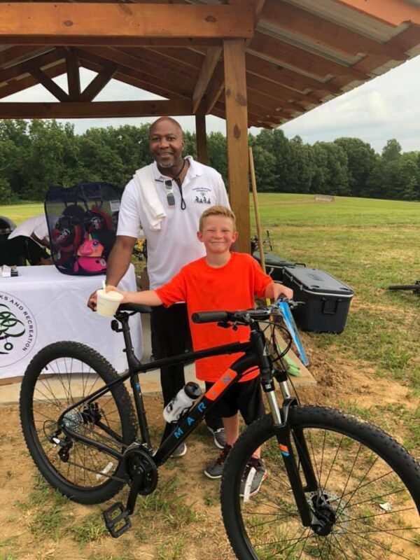 Un jeune garçon remporte une bicyclette et en fait don à son voisin qui n'en a pas