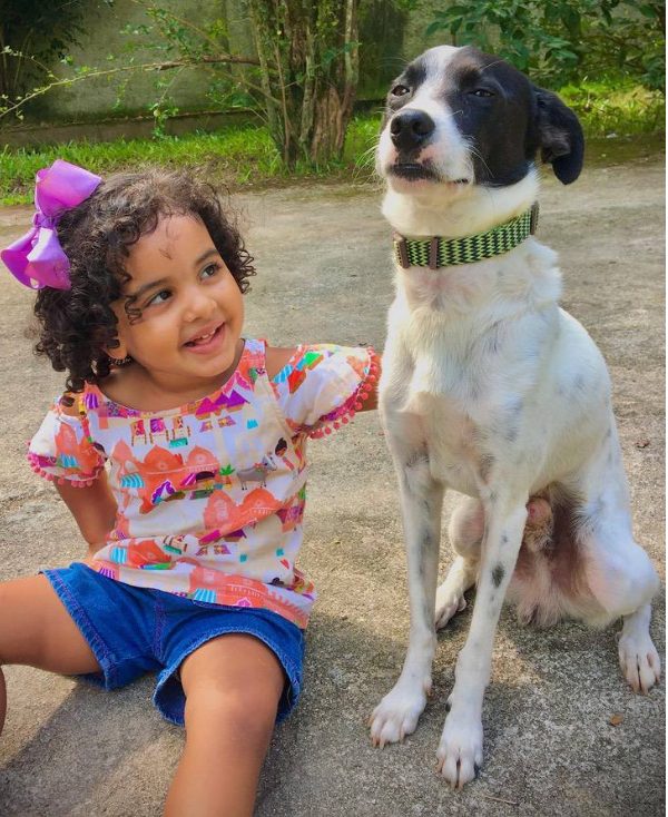 Une maman a surpris sa fillette de trois ans en train de se maquiller afin de ressembler à leur petit chien de compagnie