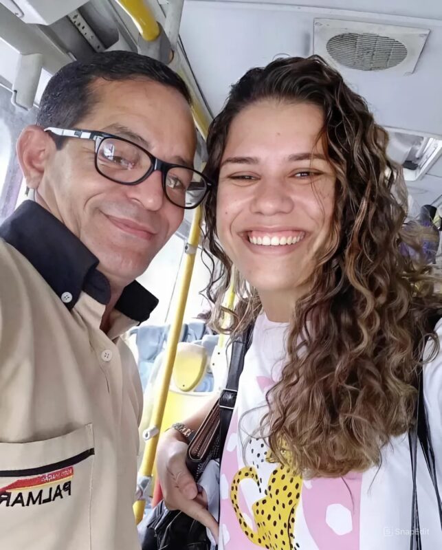 Un conducteur de bus paie le trajet d'une jeune fille sans ressources : elle décroche le job