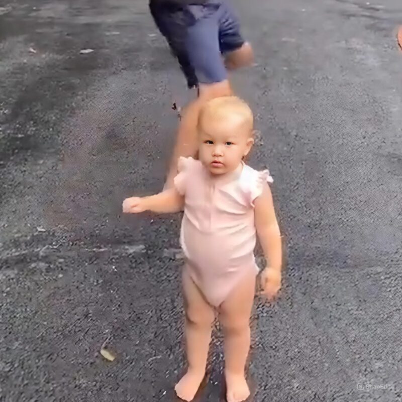 A voir: Un bébé est immédiatement enthousiasmé lorsqu'il entend un classique de la danse des années 1980 et il est doué pour cela !