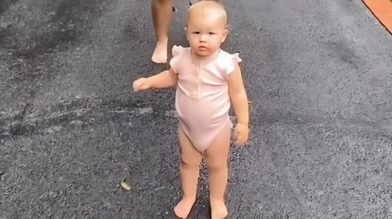 A voir: Un bébé est immédiatement enthousiasmé lorsqu'il entend un classique de la danse des années 1980 et il est doué pour cela !