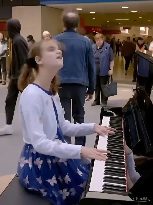 Regardez : une fille aveugle et autiste captive la foule alors qu'elle joue du piano à l'aéroport