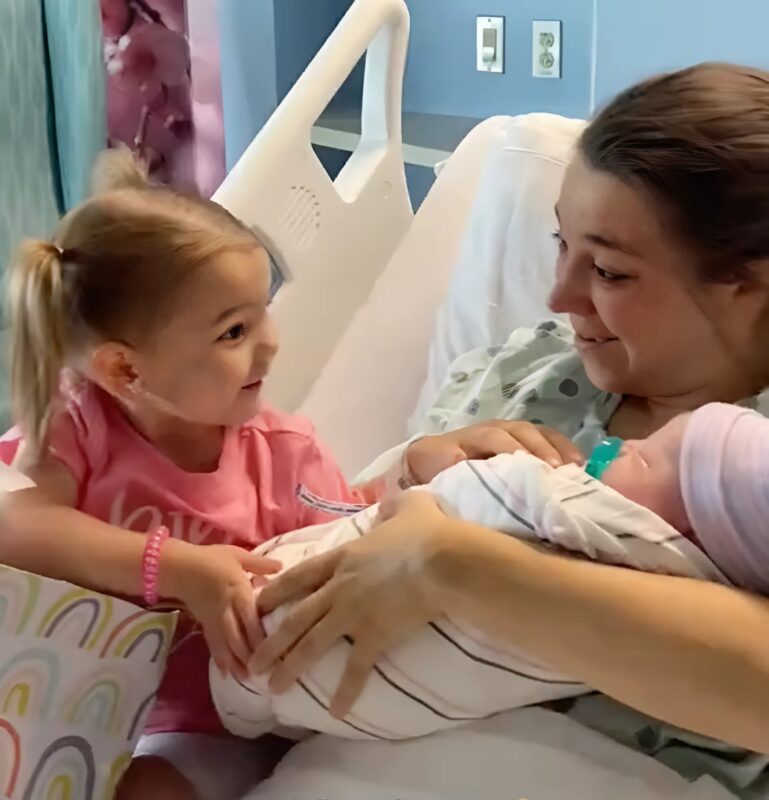 Cette petite fille a eu la réaction la plus saine et la plus précieuse à la rencontre de sa nouvelle sœur