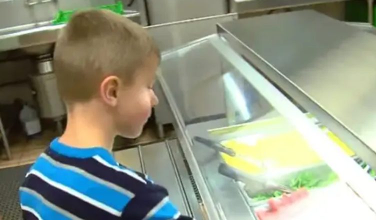En voyant que son ami n'était pas en mesure d'acheter son déjeuner, cet enfant a pris une brillante initiative