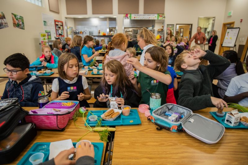 En voyant que son ami n'était pas en mesure d'acheter son déjeuner, cet enfant a pris une brillante initiative