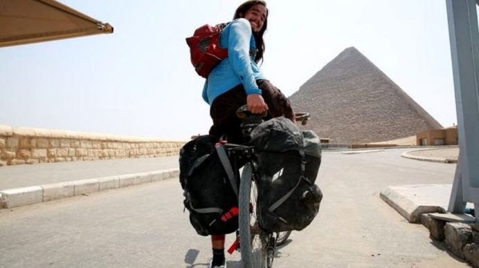 Le jeune Brésilien parcourt le monde sur une bicyclette en bambou depuis quinze ans, parcourant ainsi 50 mille km