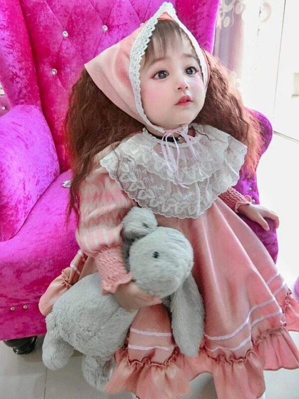Considérée comme photoshopée, la photo du bébé a mis la puce à l'oreille des sceptiques lorsque la maman est apparue