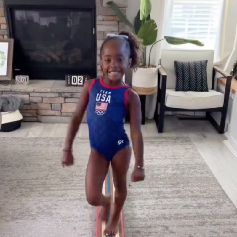 Le petit espoir olympique a montré sa routine de gymnastique et c’est impressionnant !