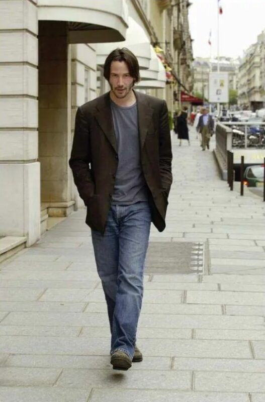 Keanu Reeves ne met pas de tenues de luxe et ne réside pas dans un manoir, mais il donne avec générosité son argent à des gens qui sont dans la nécessité