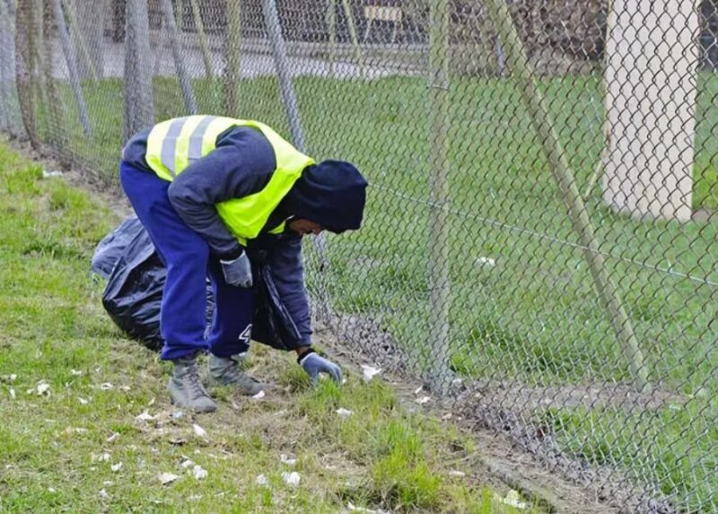 Cette ville recrute des sans-abri et les paie pour nettoyer les rues et ramasser les ordures