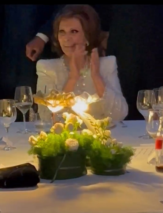 Sophia Loren est tout sourire alors qu'elle sort pour une somptueuse fête d'anniversaire de 90 ans, regardez