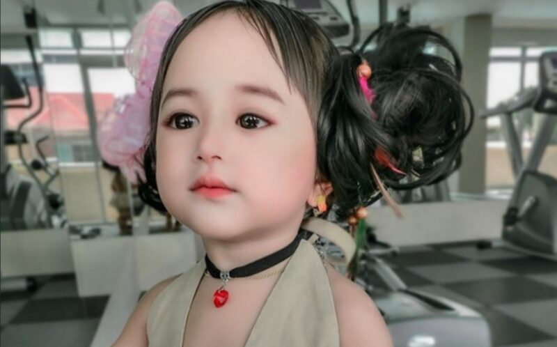 Considérée comme photoshopée, la photo du bébé a mis la puce à l'oreille des sceptiques lorsque la maman est apparue