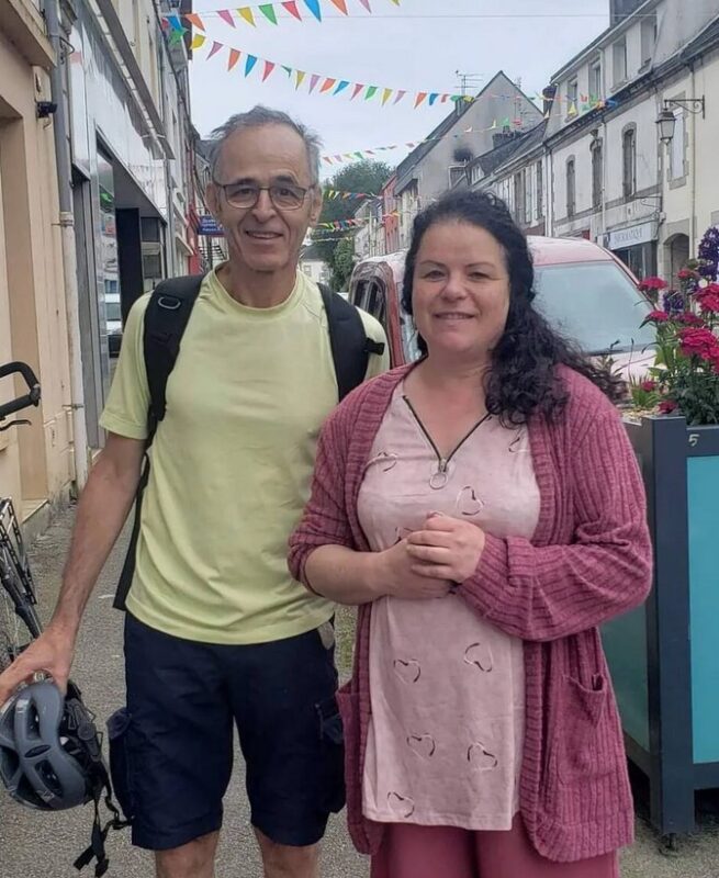 "Ma plus belle rencontre de l'été" : une céramiste révèle qu'elle a mis son appartement en location à Jean-Jacques Goldman