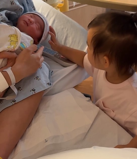 Une vidéo de naissance émouvante prend une tournure hilarante et les parents deviennent virals