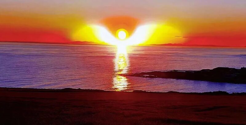 Un photographe saisit un coucher de soleil ayant la forme d'un ange : les photos émerveillent le monde entier