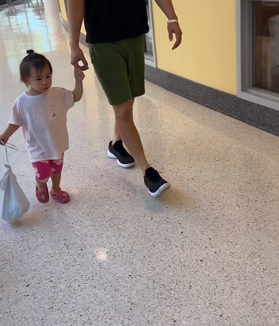 Une vidéo de naissance émouvante prend une tournure hilarante et les parents deviennent virals