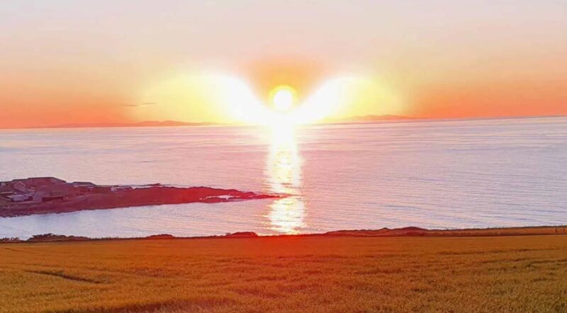Un photographe saisit un coucher de soleil ayant la forme d'un ange : les photos émerveillent le monde entier