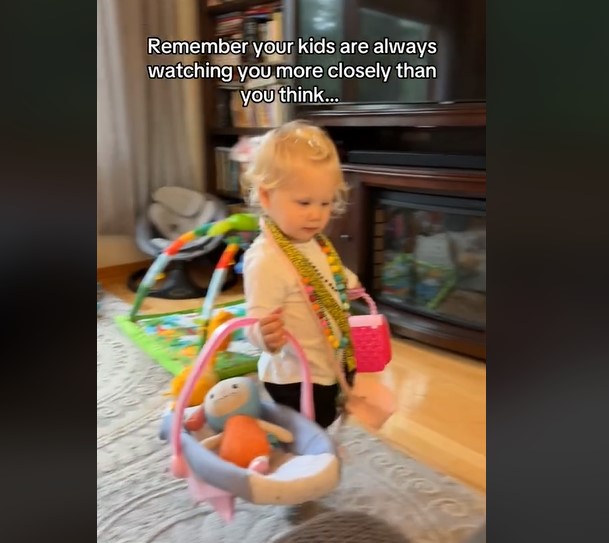 L'imitation par un bambin du moment où sa mère quitte la maison est trop précise – et trop mignonne !