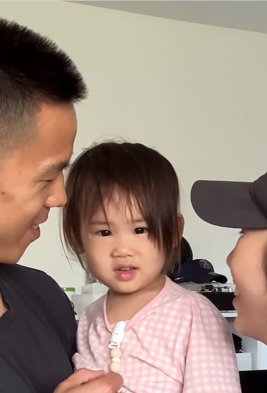 Une vidéo de naissance émouvante prend une tournure hilarante et les parents deviennent virals
