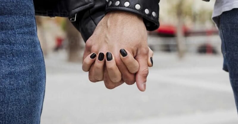 « J'ai 23 ans et ma copine en a 60 : Les gens se moquent de son visage plissé, et pourtant elle est la femme de ma vie »